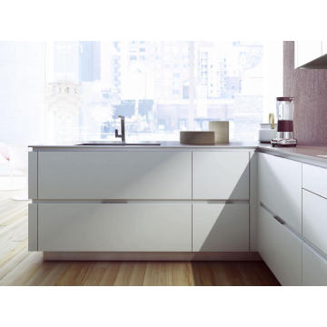 Современный функциональный белый лакированный кухонный шкаф